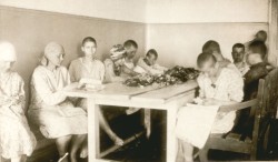 Фотография. Женское отделение хроников Ставропольской психиатрической больницы. 1930-е гг. Из фотоальбома главного врача А.Я. Доршта 1939 г.